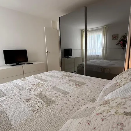 Beautiful 2-bedroom Terrace Facing The Canal Sea Vew Imperial 4 Le Grau-du-Roi