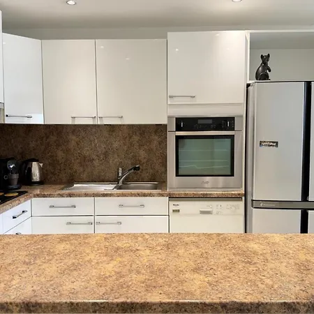 Superbe T3 Traversant Avec Terrasse Face Au Chenal Vue Imperial 4