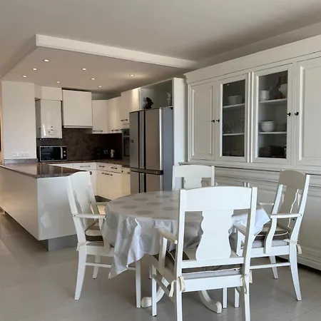 Superbe T3 Traversant Avec Terrasse Face Au Chenal Vue Imperial 4