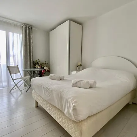 Superbe T3 Traversant Avec Terrasse Face Au Chenal Vue Imperial 4 * Le Grau-du-Roi