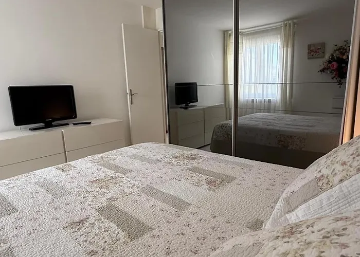 Beautiful 2-bedroom Terrace Facing The Canal Sea Vew Imperial 4 لو غراو دو روا