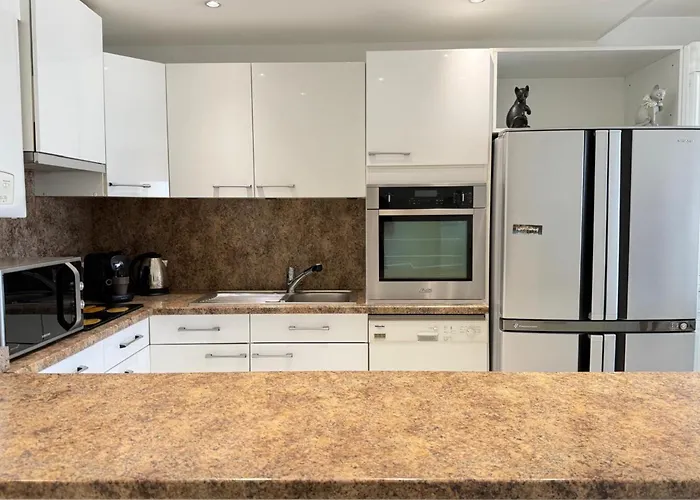 Superbe T3 Traversant Avec Terrasse Face Au Chenal Vue Imperial 4