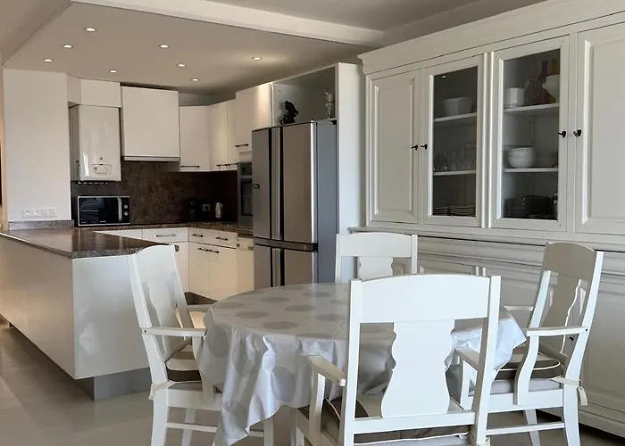 Superbe T3 Traversant Avec Terrasse Face Au Chenal Vue Imperial 4
