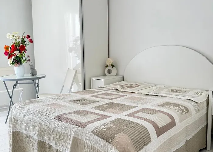 Superbe T3 Traversant Avec Terrasse Face Au Chenal Vue Imperial 4 *