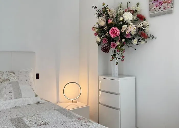 Beautiful 2-bedroom Terrace Facing The Canal Sea Vew Imperial 4 شقة *