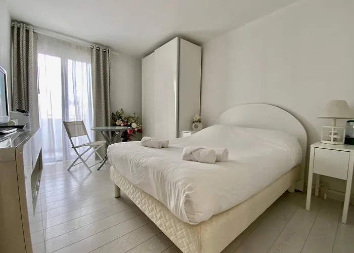 Superbe T3 Traversant Avec Terrasse Face Au Chenal Vue Imperial 4 * Le Grau-du-Roi