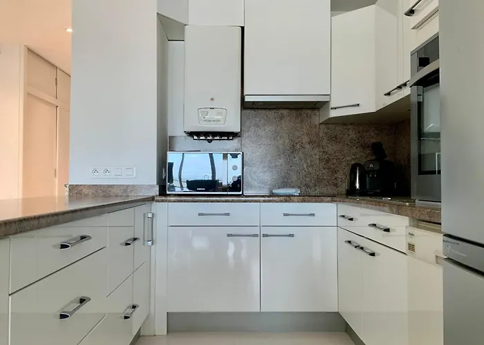 Beautiful 2-bedroom Terrace Facing The Canal Sea Vew Imperial 4 لو غراو دو روا