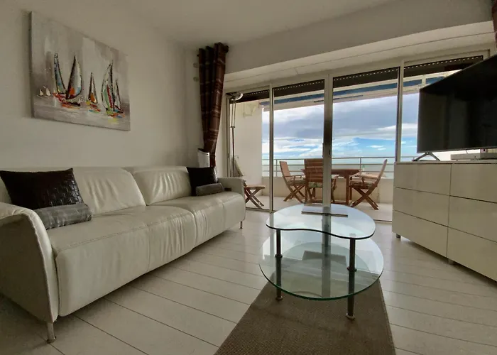 Beautiful 2-bedroom Terrace Facing The Canal Sea Vew Imperial 4 * لو غراو دو روا